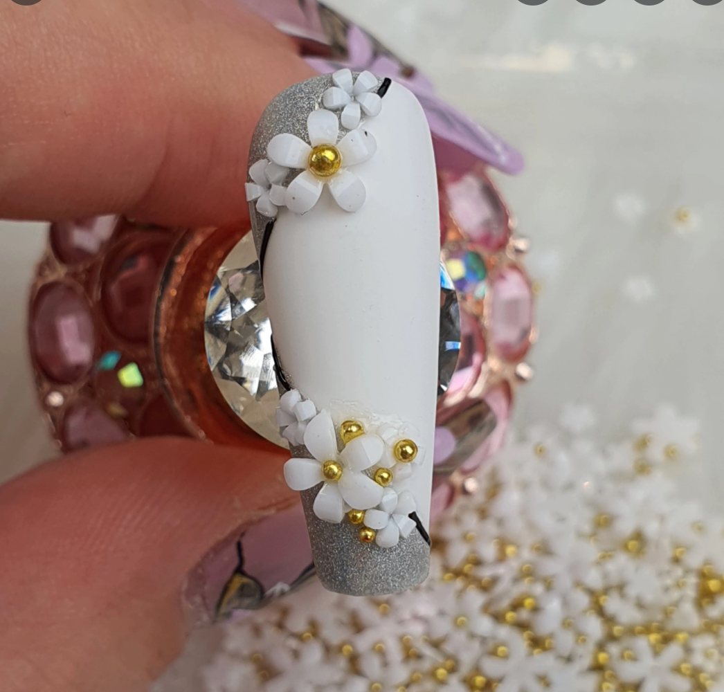 White Petal Flower Charm (2g)